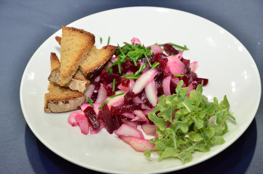 Recept ze Země živitelky: Všestarský cibulový salát